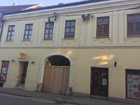 Ulica Vladimira Nazora 7 Kuća je sagrađena 1812. godine u klasicističkom stilu  Kuća je sagrađena 1812. godine u klasicističkom stilu. Tipološki pripada nizu stambene građanske arhitekture prve polovine 19. stoljeća, građene za potrebe stanovanja na katu i poslovnoga prostora u prizemlju.